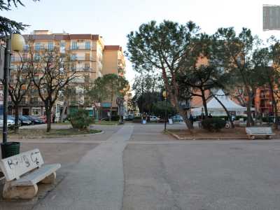 Qui infatti a pochi metri di distanza l�uno dall�altro sorgono tre storici rivenditori di alcolici attivi sin dagli anni 70 e 80. La loro presenza � cos� preponderante che la piazzetta � universalmente nota come quella �della Sprite�